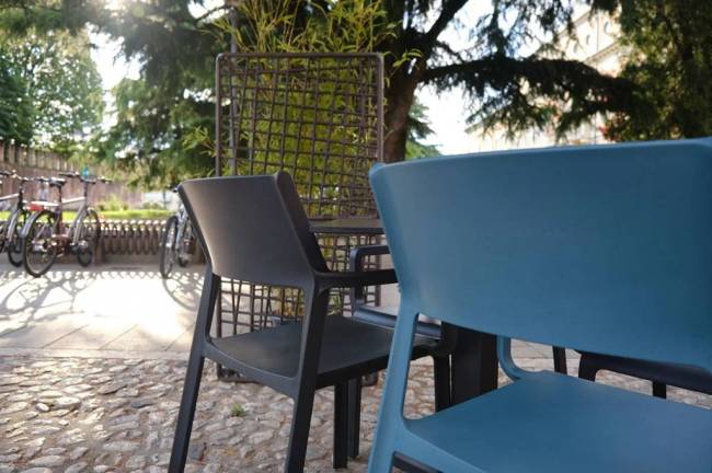Кресло пластиковое Trill Armchair антрацит 585х535х825 мм