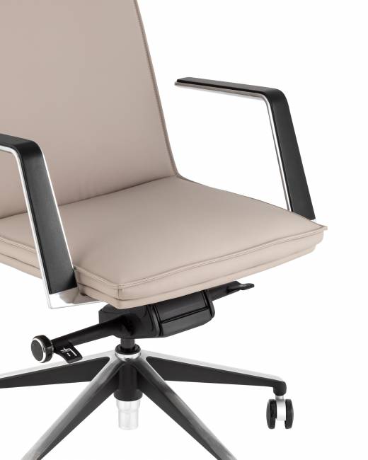 Кресло руководителя TopChairs Arrow светло-серый