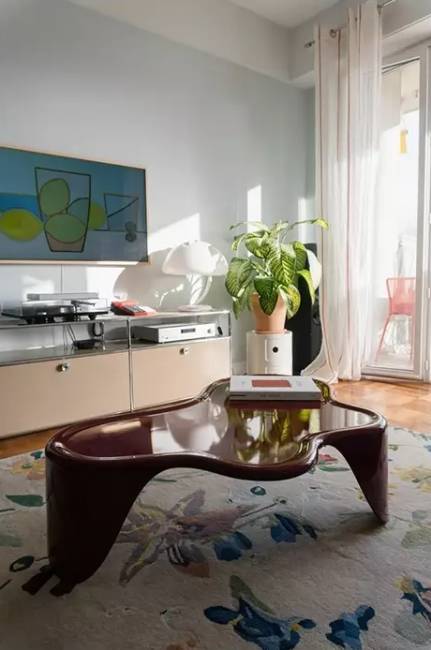 Столик пластиковый журнальный Sloth Lacquered 1200х780х340 мм Столик пластиковый журнальный Sloth Lacquered 1200х780х340 мм
